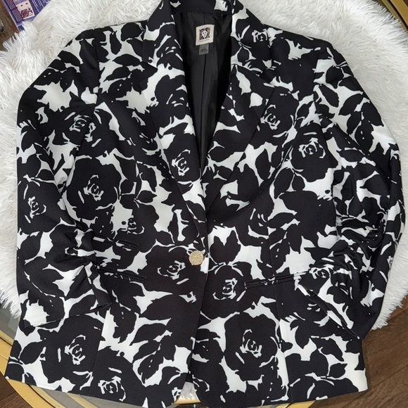Elegant Black and White Floral Women's Blazer - Picture 2 of 5